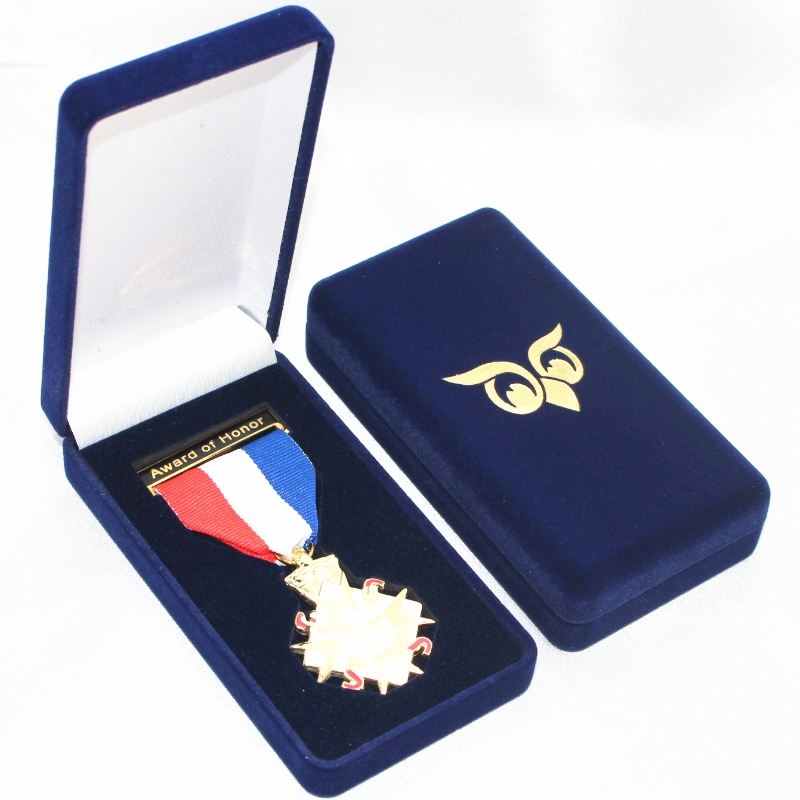 Hàng D-17L hình tròn của Velvet Box for coin, đeo cổ... phù hiệu600*113*25, tạ về 565