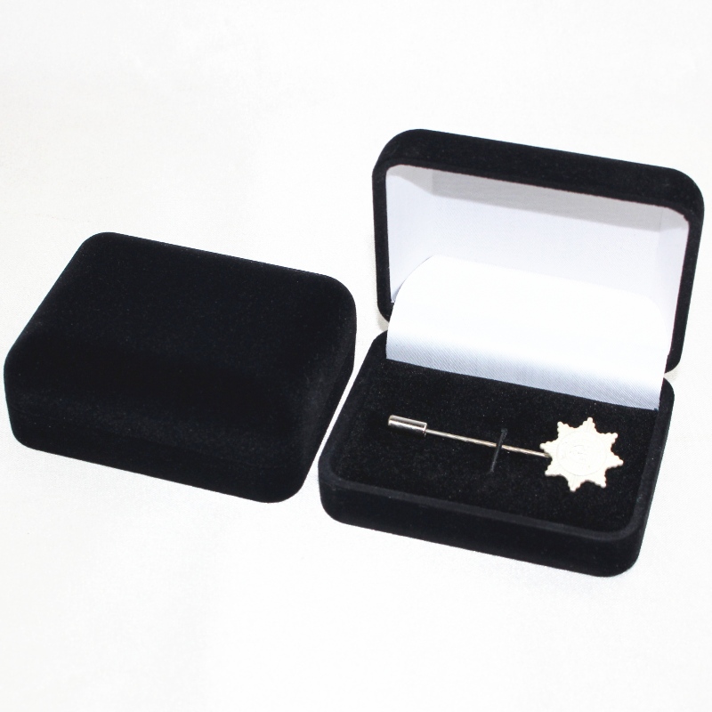 Mục D-45 hình tròn của Velvet Box cho cặp khuy măng-sét, một kẹp cà-vạt 6mm theo chiều dài, hay nhiều phù hiệu, đồng xu, huy chương, vân vân, mm.75*95*32mm, nặng khoảng 65g.
